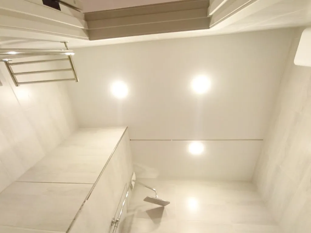 Натяжные потолки во влажных помещениях